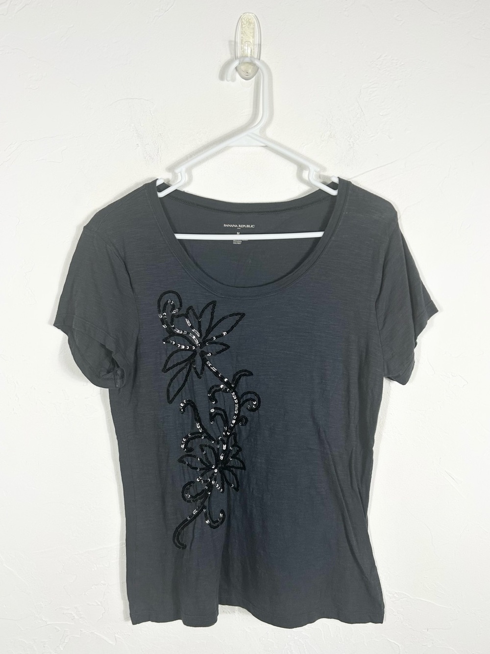 Banana Republic Gray Sequin Floral Crew Neck Short Sleeve T-Shirt Size M